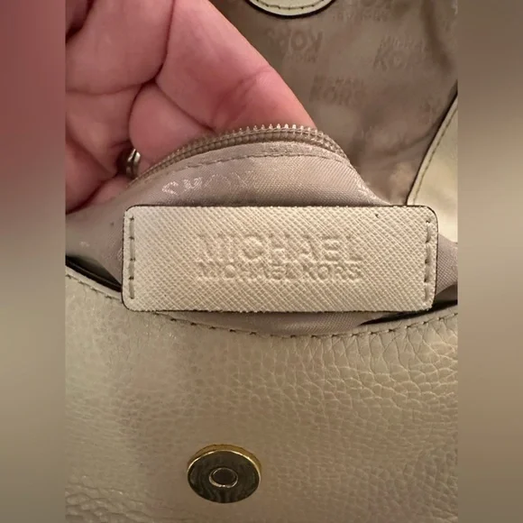 Michael Kors Bedford Flap Crossbody Bag – Ecru Pebbled Leather NWT - Picture 15 of 15